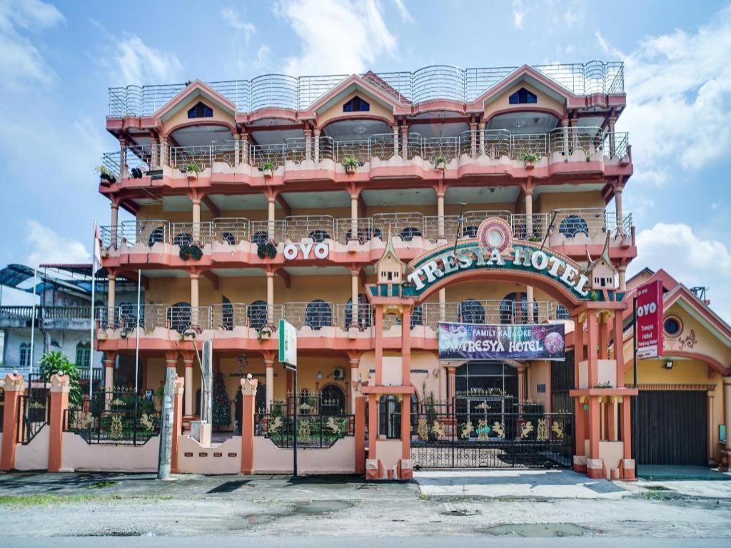 Oyo 1140 Hotel Tresya Tanjung Balai Tanjungbalai Экстерьер фото
